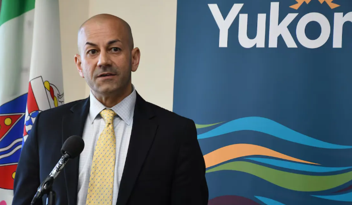 Le premier ministre du Yukon en conférence de presse.
