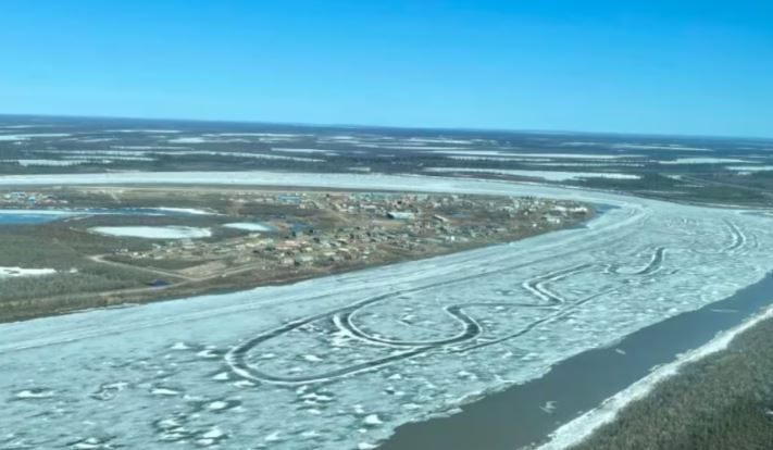 Une vue aérienne d'Aklavik et de la rivière Peel en pleine fonte des glaces.