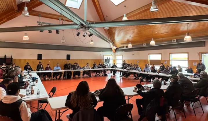De nombreux représentant assis autour de plusieurs tables.