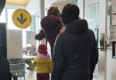 Des électeurs attendent en file au bureau de vote de Salluit, au Nunavik, le 28 avril 2025.