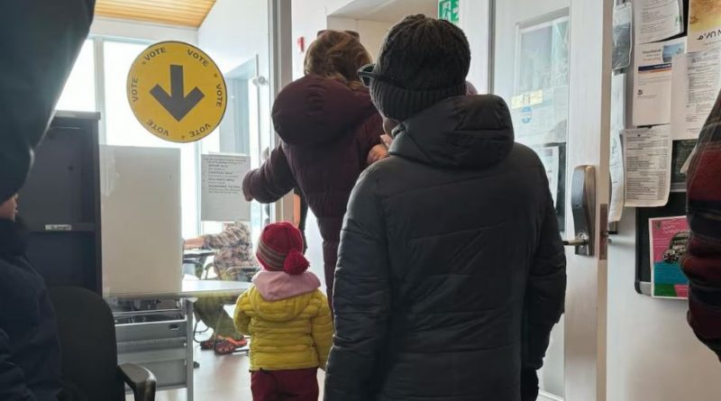 Des électeurs attendent en file au bureau de vote de Salluit, au Nunavik, le 28 avril 2025.