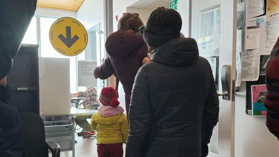 Des électeurs attendent en file au bureau de vote de Salluit, au Nunavik, le 28 avril 2025.