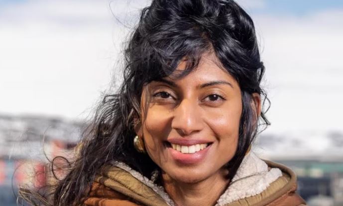Une femme est assise à son bureau, à Iqaluit, en avril 2025.