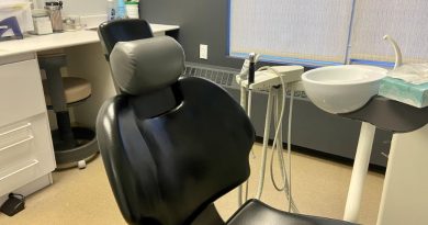 Une chaise de dentiste vide.