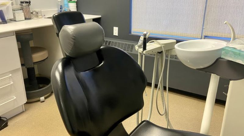 Une chaise de dentiste vide.
