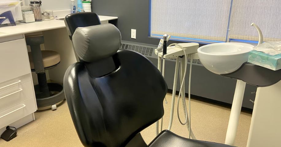 Une chaise de dentiste vide. 