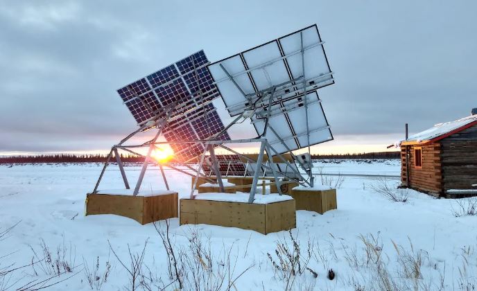 Des panneaux solaires dans la neige.