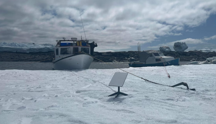 Une antenne réceptrice Starlink posée sur la glace.
