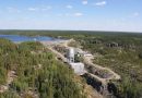 Vue aérienne en été d'une centrale hydroélectrique aux Territoires du Nord-Ouest.