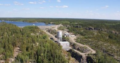 Vue aérienne en été d'une centrale hydroélectrique aux Territoires du Nord-Ouest.