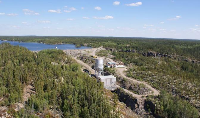 Vue aérienne en été d'une centrale hydroélectrique aux Territoires du Nord-Ouest.
