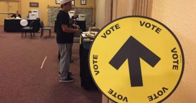 Un électeur autochtone dans un bureau de vote.