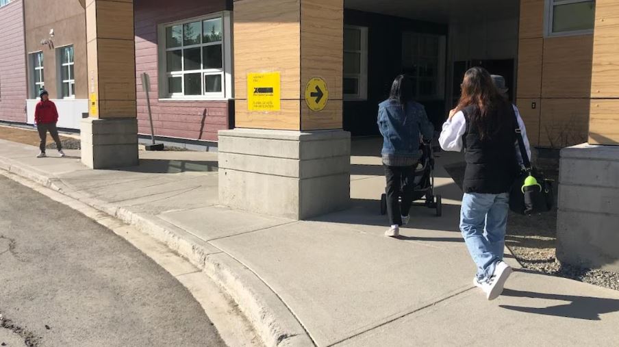 Des personnes se dirigent vers un bureau de vote au Yukon.