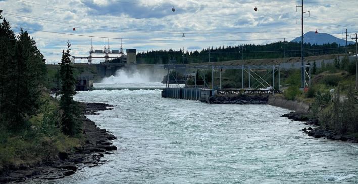 Vue du barrage hydroélectrique du fleuve Yukon depuis le pont Millénium, le 20 juillet 2023.