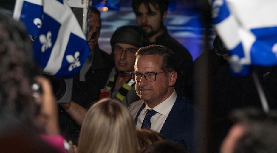 Yves-François Blanchet frayant son chemin dans la foule.
