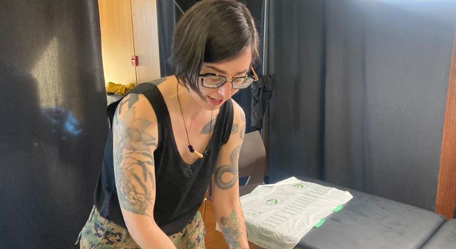 Anne Spice, artiste tatoueuse de la Première Nation Kwanlin Dün vivant à Toronto.