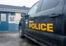 Une voiture de police avec l'emblème du corps policier.