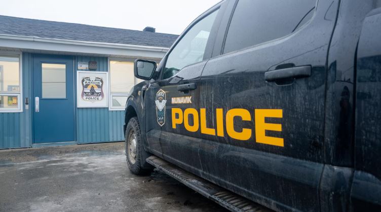 Une voiture de police avec l'emblème du corps policier.