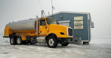 Un camion-citerne devant la station de pompage de Puvirnituq, le 19 mai 2025.