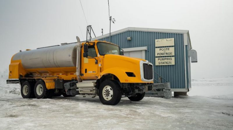 Un camion-citerne devant la station de pompage de Puvirnituq, le 19 mai 2025.