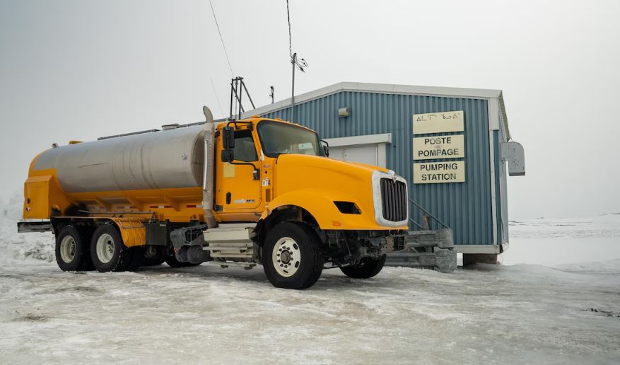 Un camion-citerne devant la station de pompage de Puvirnituq, le 19 mai 2025.