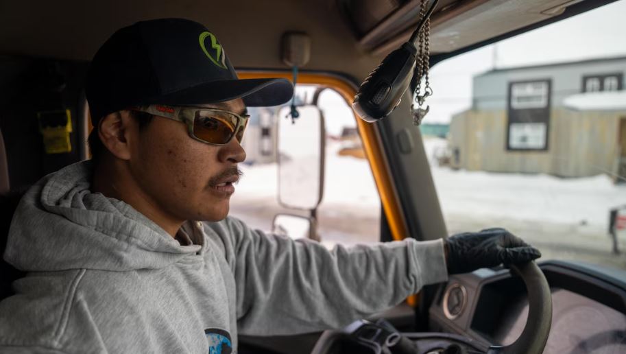 Aipilie Qumaluk dans son camion, le 19 mai 2025.