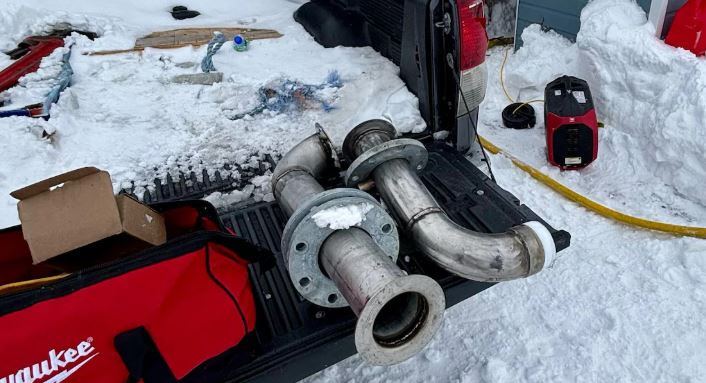 Une équipe spécialisée travaille actuellement sur une conduite d'eau de contournement pour alimenter la centrale de traitement des eaux.Photo : Fournie par Patrick Desteredjian
