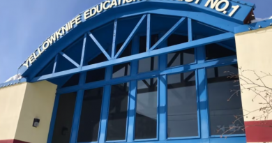 L'entrée du bâtiment du District d’éducation n°1de Yellowknife.