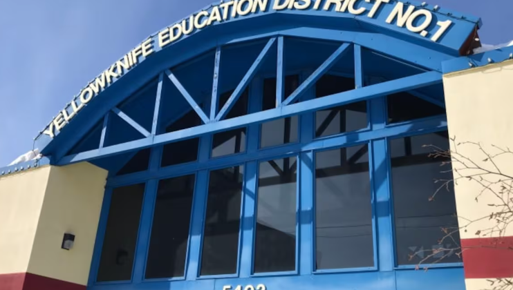 L'entrée du bâtiment du District d’éducation n°1de Yellowknife.