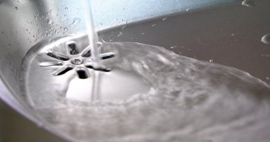 De l'eau s'écoule dans une fontaine.