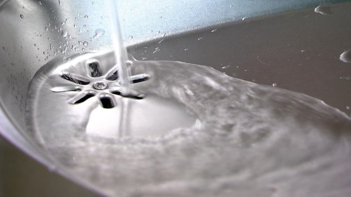 De l'eau s'écoule dans une fontaine.