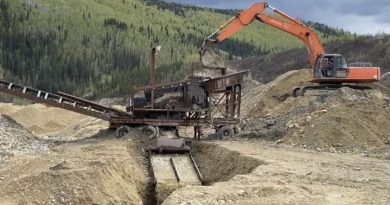Des engins miniers dans la mine de sable aurifère de Bonanza Creek.