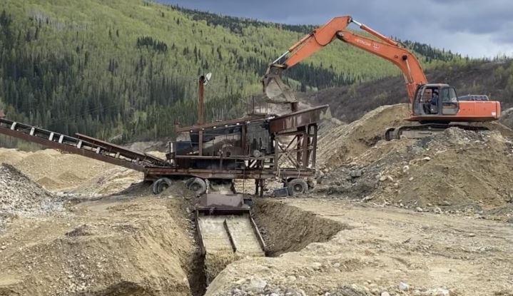 Des engins miniers dans la mine de sable aurifère de Bonanza Creek.