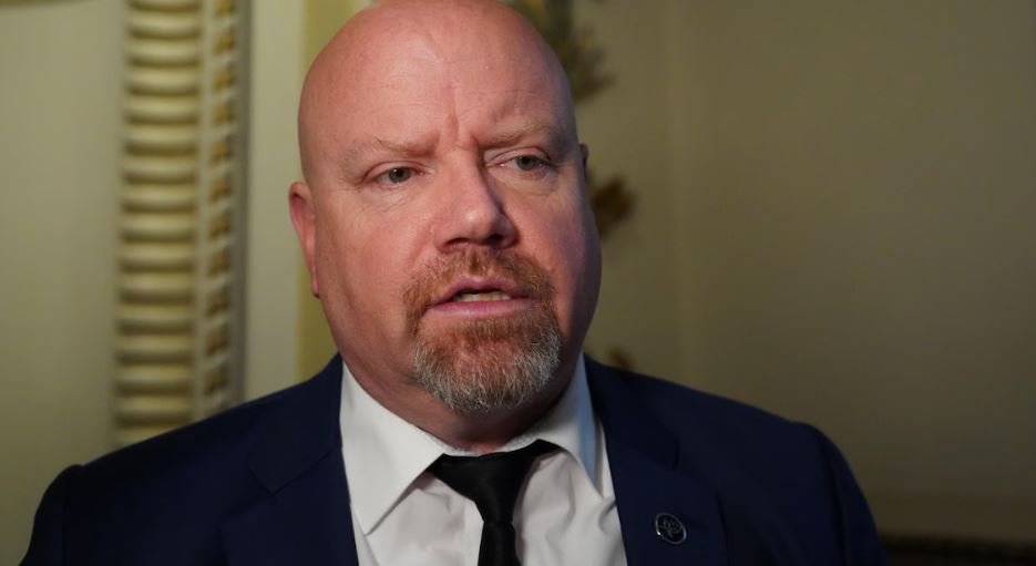 Un homme répond à des questions de journalistes à l'Assemblée nationale du Québec, le 20 mai 2025.