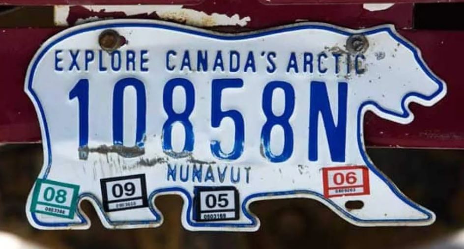 Une plaque d'immatriculation en forme d'ours polaire sur un véhicule à Iqaluit, au Nunavut, le 3 août 2011.