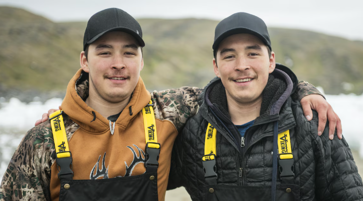 Les deux frères jumeaux posent devant la caméra.