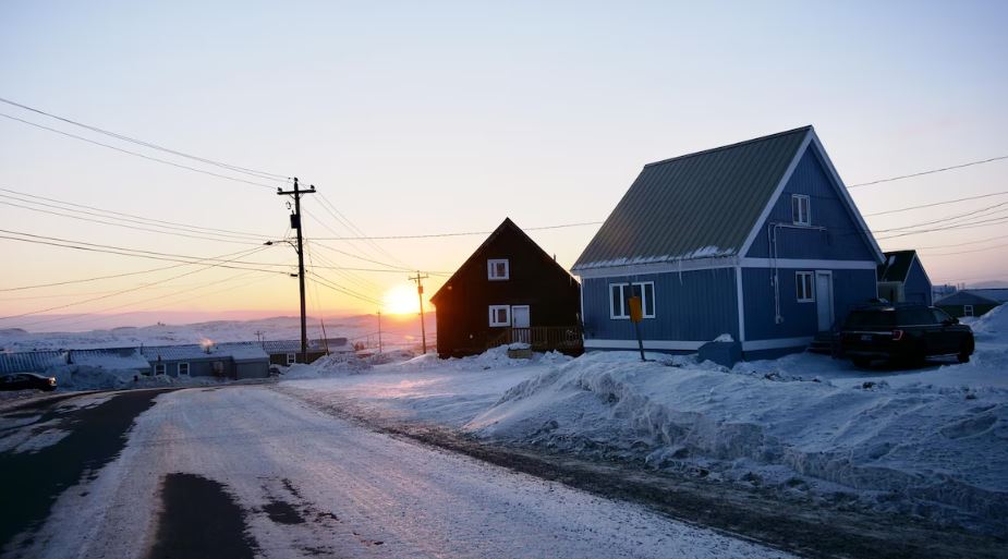 Deux maisons sur une rue enneigée d'Iqaluit, durant l'hiver.