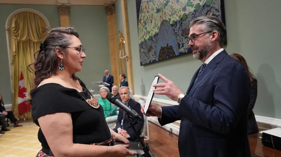 Mandy Gull-Masty prête serment tandis que le premier ministre Mark Carney regarde.