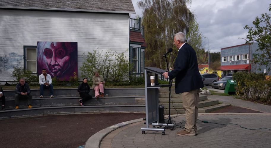 Mike Pemberton parle au micro dans le parc Lepage, le 27 mai 2025.