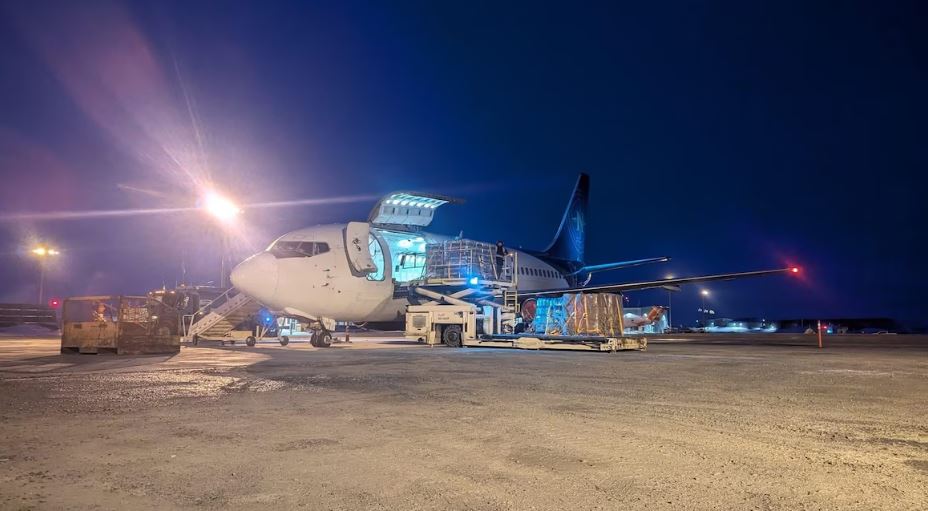 Un avion-cargo sur le tarmac de l'aéroport de Puvirnituq.