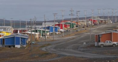 Des maisons colorées sur une rue de Sanikiluaq, au Nunavut, en octobre 2021.