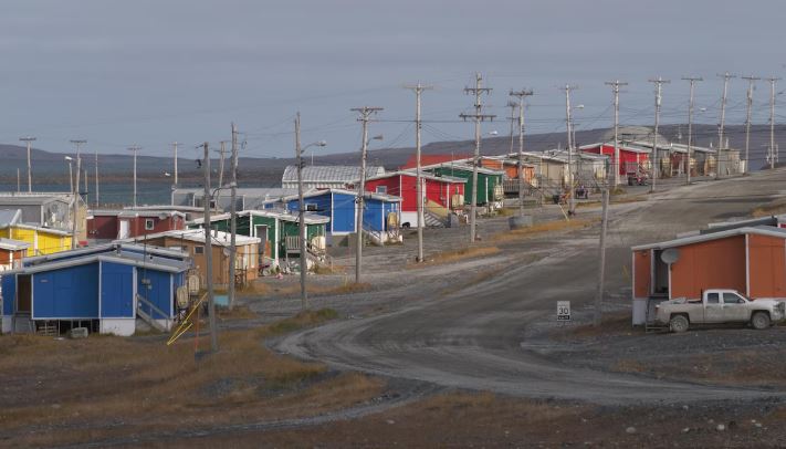 Des maisons colorées sur une rue de Sanikiluaq, au Nunavut, en octobre 2021.
