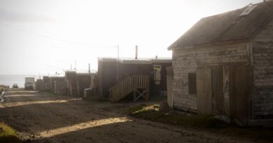 Des maisons bordent une rue de Pangnirtung, au Nunavut, le 30 août 2023.
