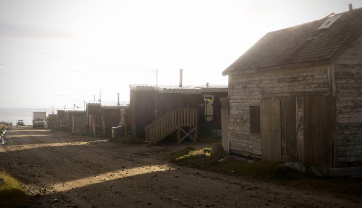 Des maisons bordent une rue de Pangnirtung, au Nunavut, le 30 août 2023.