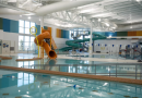 Une glissoire près du bassin pour enfant au centre aquatique, le 30 avril 2025.