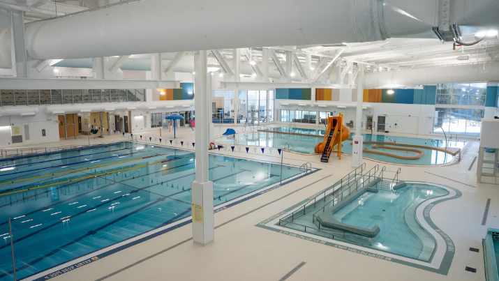 Vue d'ensemble du centre aquatique de Yellowknife le 30 avril 2025.