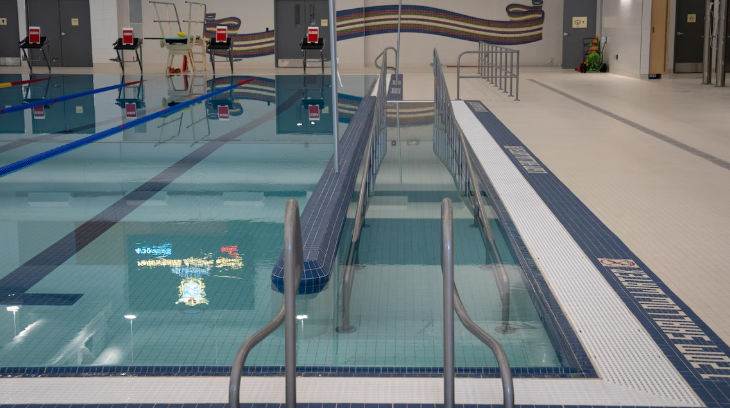 Une rampe dans une piscine, le 30 avril 2025.
