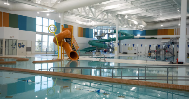 Une glissoire près du bassin pour enfant au centre aquatique, le 30 avril 2025.