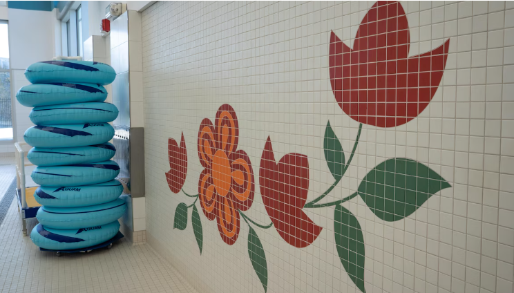 Une oeuvre avec des fleurs sur le mur intérieur du centre aquatique de Yellowknife, le 30 avril 2025.