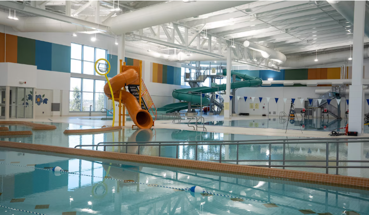 Une glissoire près du bassin pour enfant au centre aquatique, le 30 avril 2025.